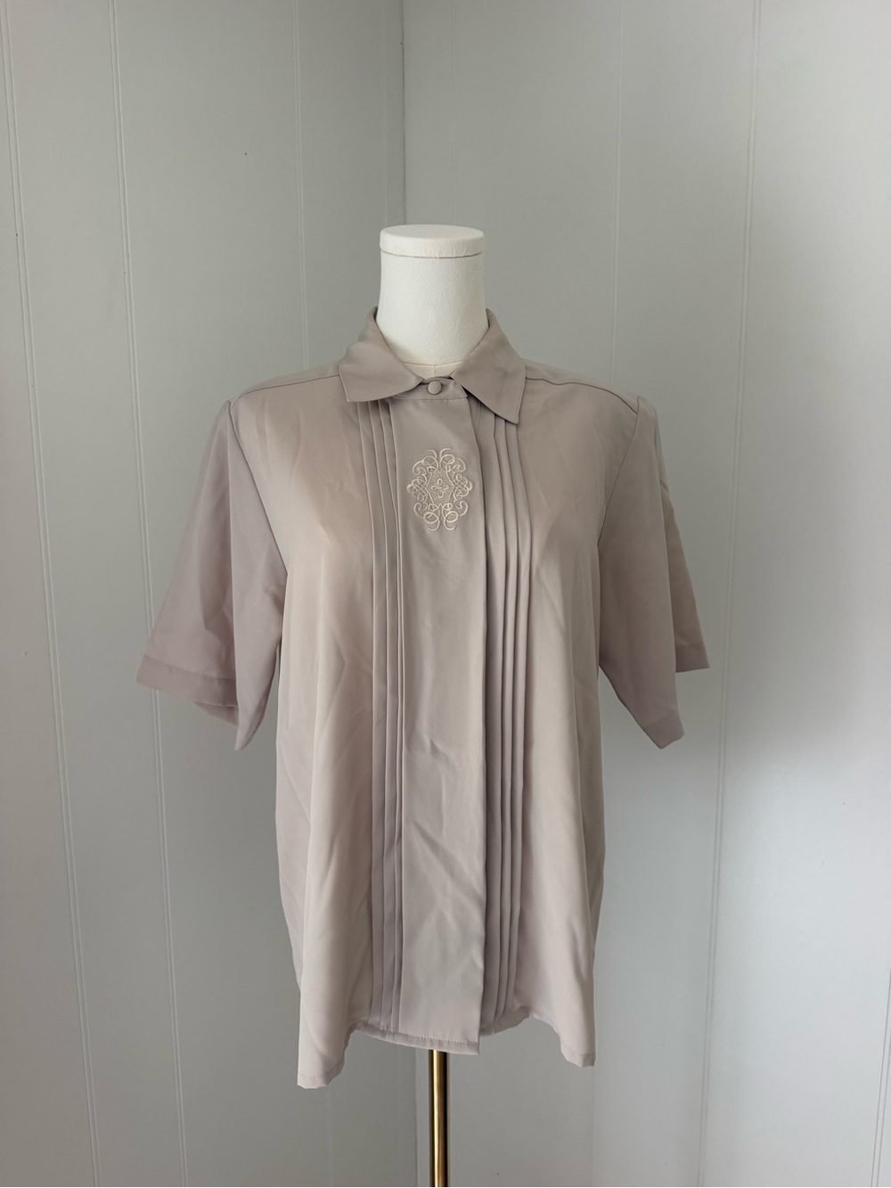 VINTAGE Yves St. Clair Short-Sleeve Pleated Shirt in Taupe